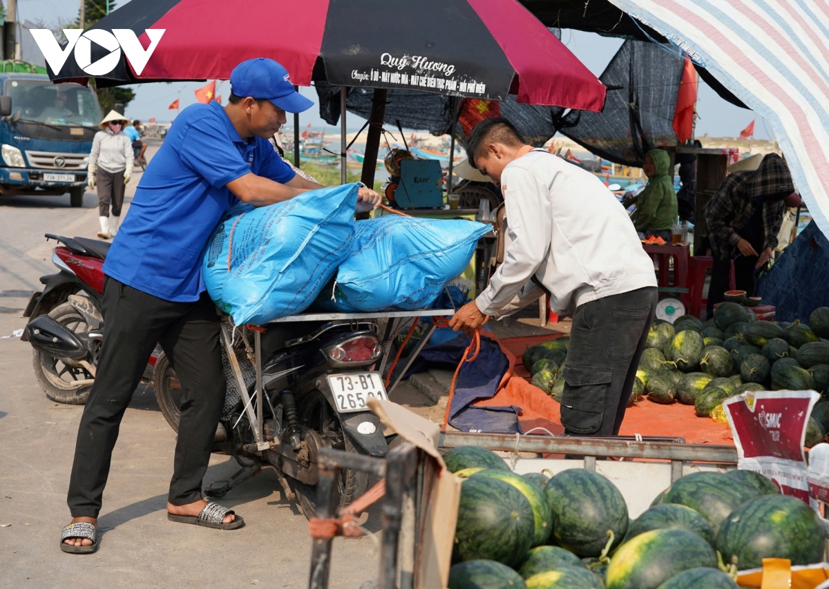 gia dua hau giam con 3.000 dong kg, nong dan lo lang giua vu mua hinh anh 3