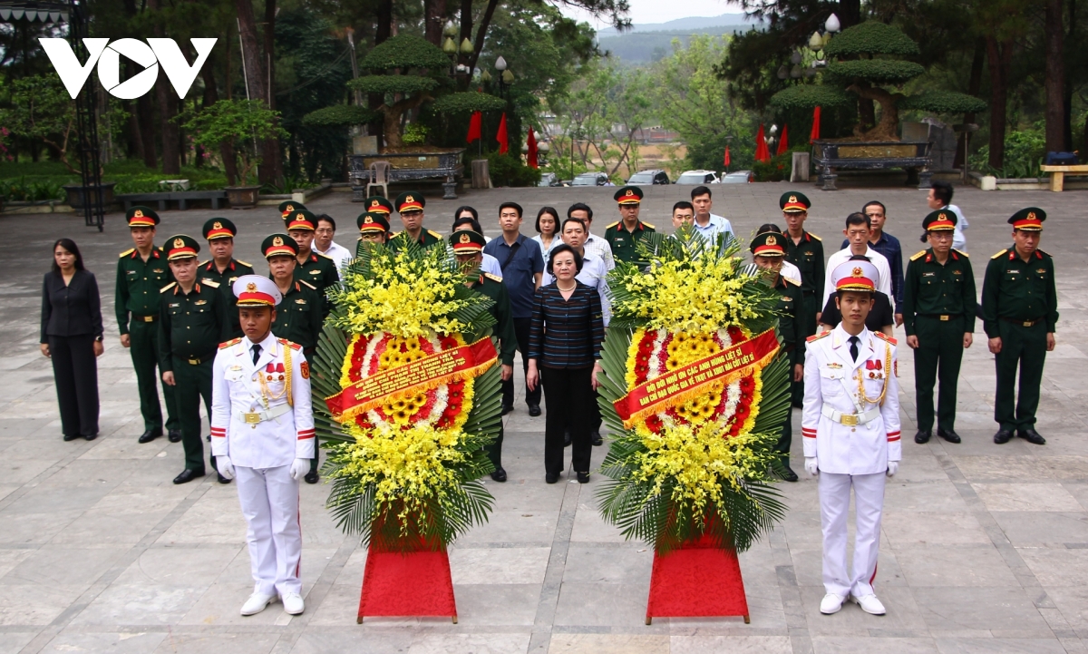 pho thu tuong pham thi thanh tra dang huong tri an anh hung liet si tai quang tri hinh anh 3