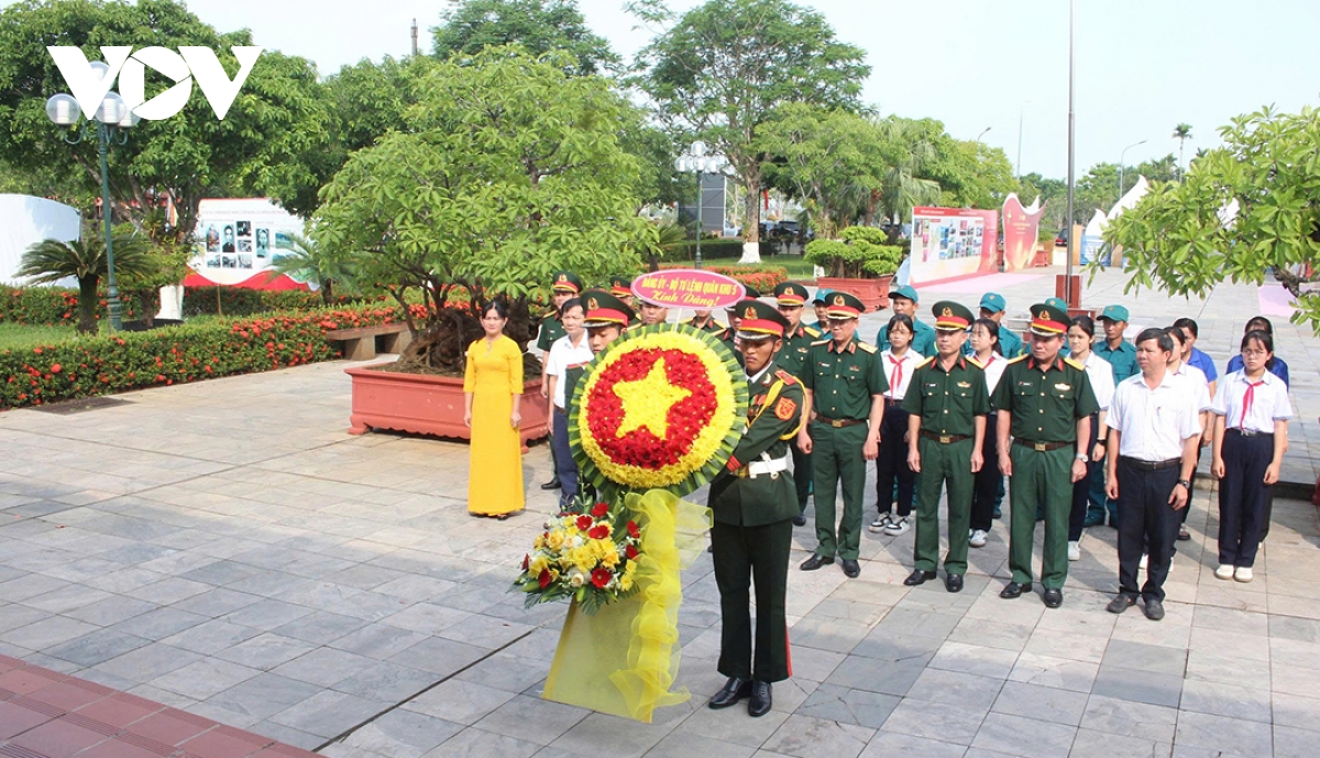 Đoàn công tác Quân khu 5 dâng hương tưởng niệm các Anh hùng Liệt sĩ