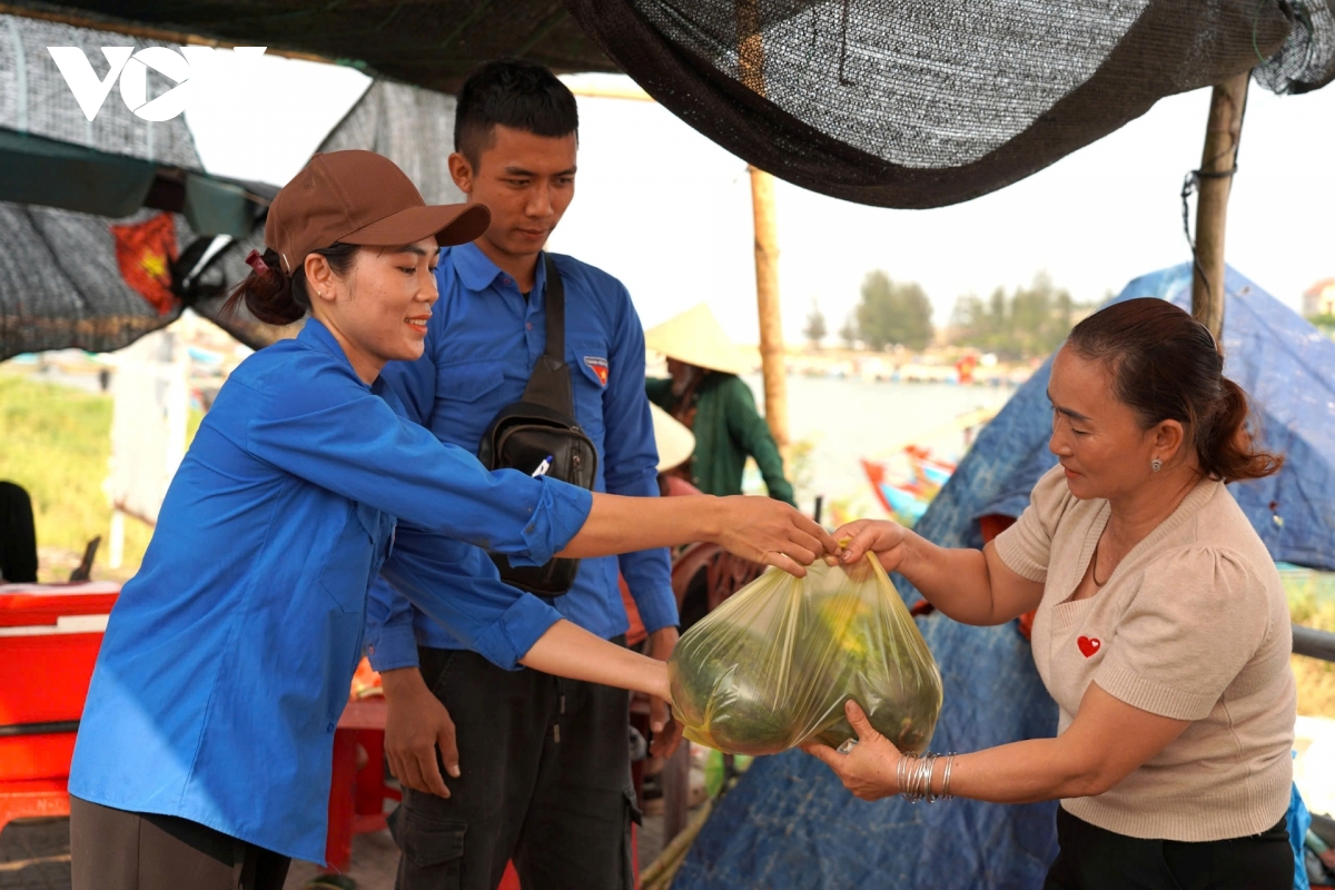 gia dua hau giam con 3.000 dong kg, nong dan lo lang giua vu mua hinh anh 4