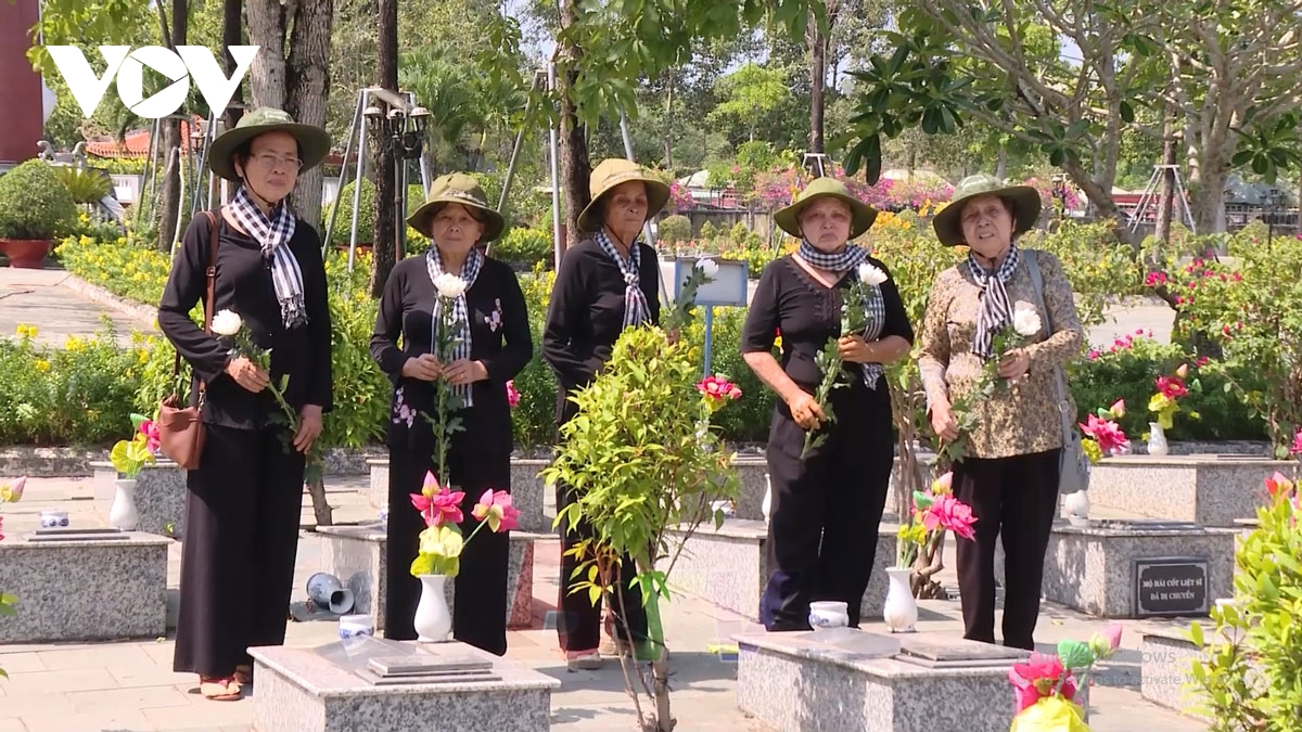 nhung bong hong thep tren vung dat lua thu dau mot hinh anh 3