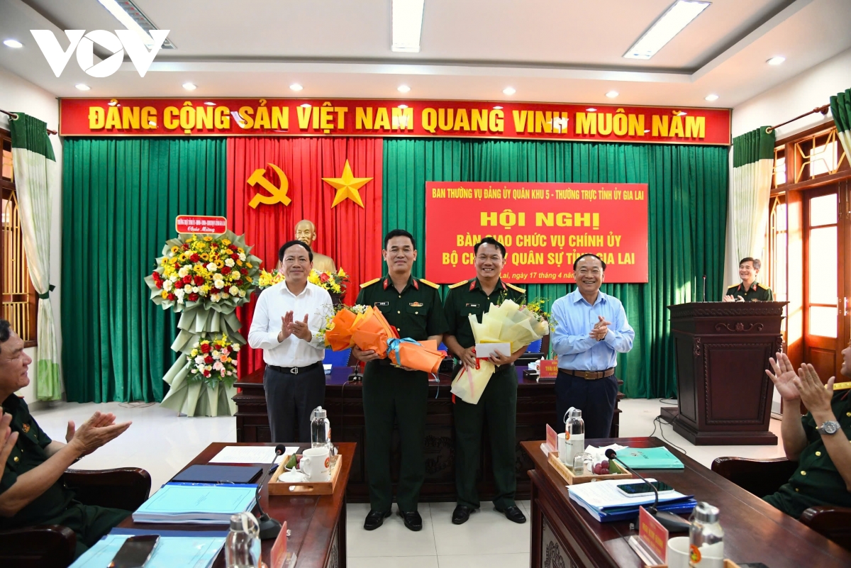 bo nhiem chinh uy bo chi huy quan su hai tinh gia lai va quang ngai hinh anh 2