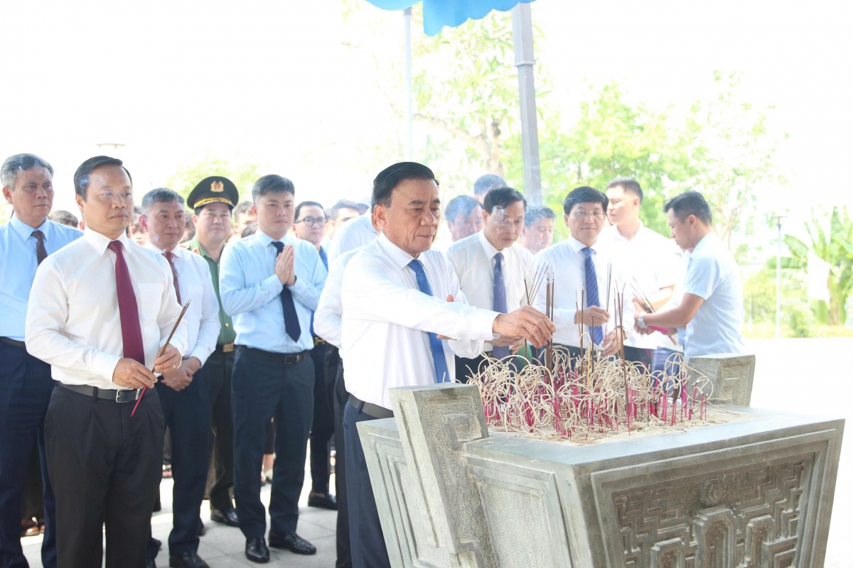 thuong truc ban bi thu dang huong tuong niem cac anh hung, liet si tai Dien bien hinh anh 1