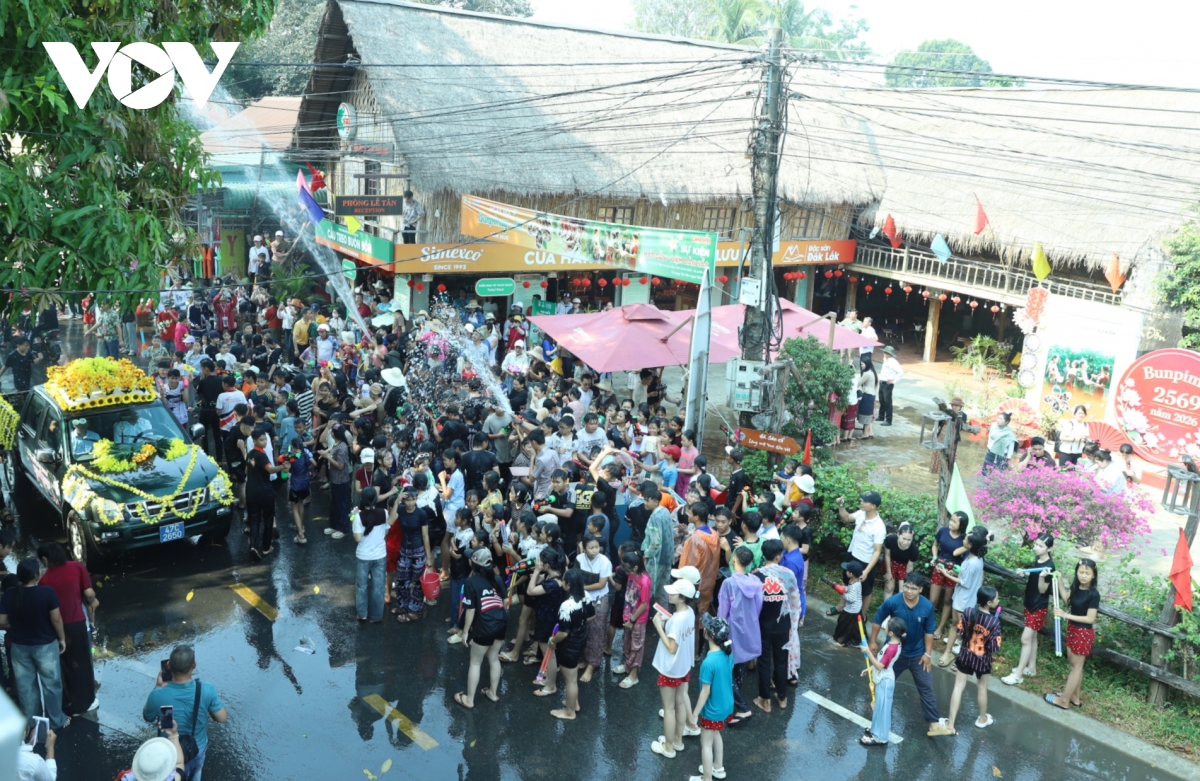 vui tet lao ben dong serepok, Dak lak hinh anh 1