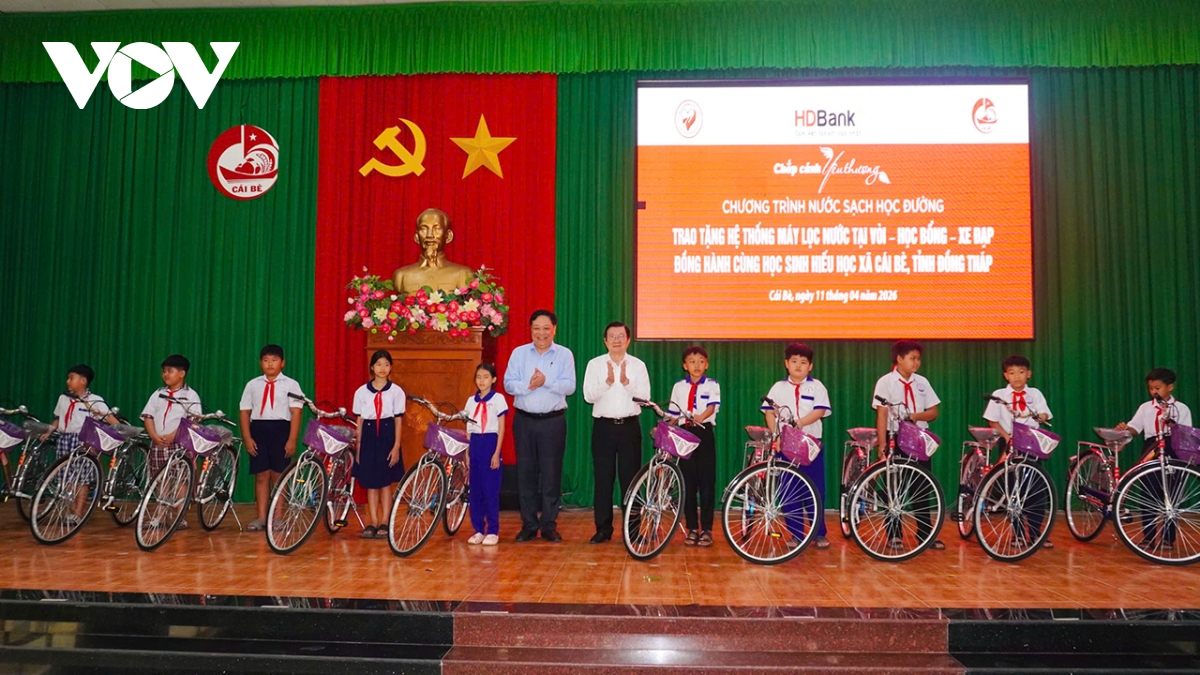 Nguyên Chủ tịch nước Trương Tấn Sang tặng quà cho học sinh tỉnh Đồng Tháp