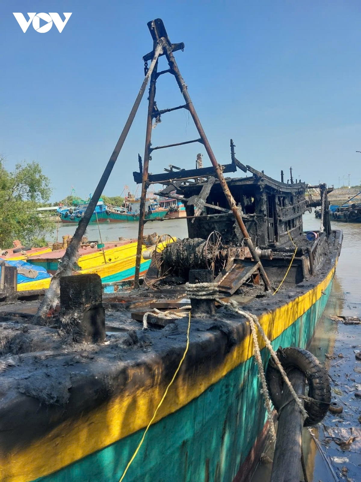 ghe danh ca dang neo dau bong dung boc chay tai Dong thap hinh anh 2