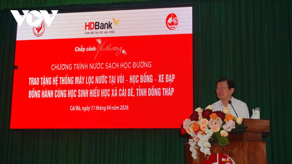 nguyen chu tich nuoc truong tan sang tang qua cho hoc sinh tinh Dong thap hinh anh 1