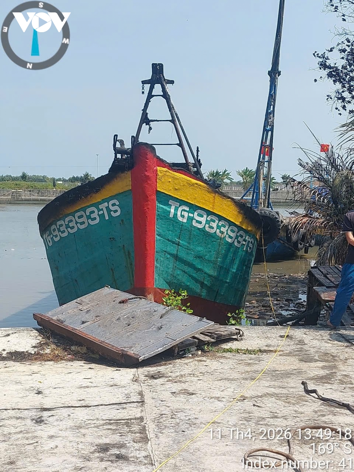 ghe danh ca dang neo dau bong dung boc chay tai Dong thap hinh anh 1