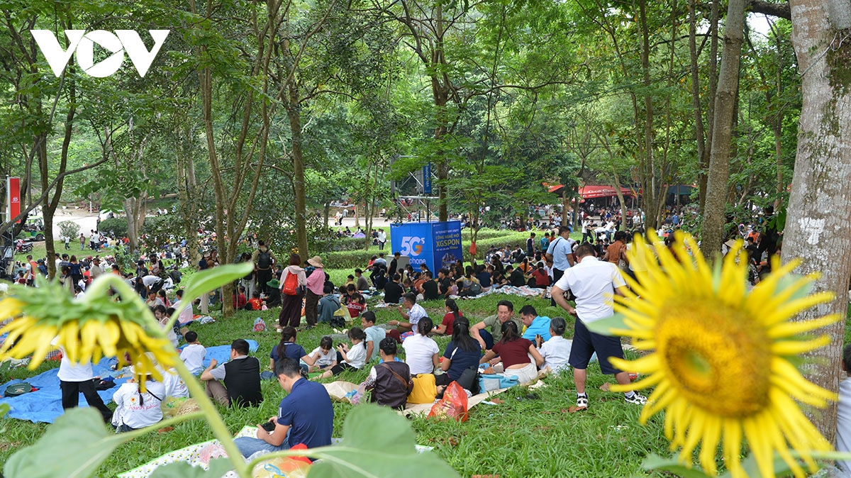 dong nguoi thanh kinh huong len nui nghia linh truoc ngay gio to hung vuong hinh anh 17