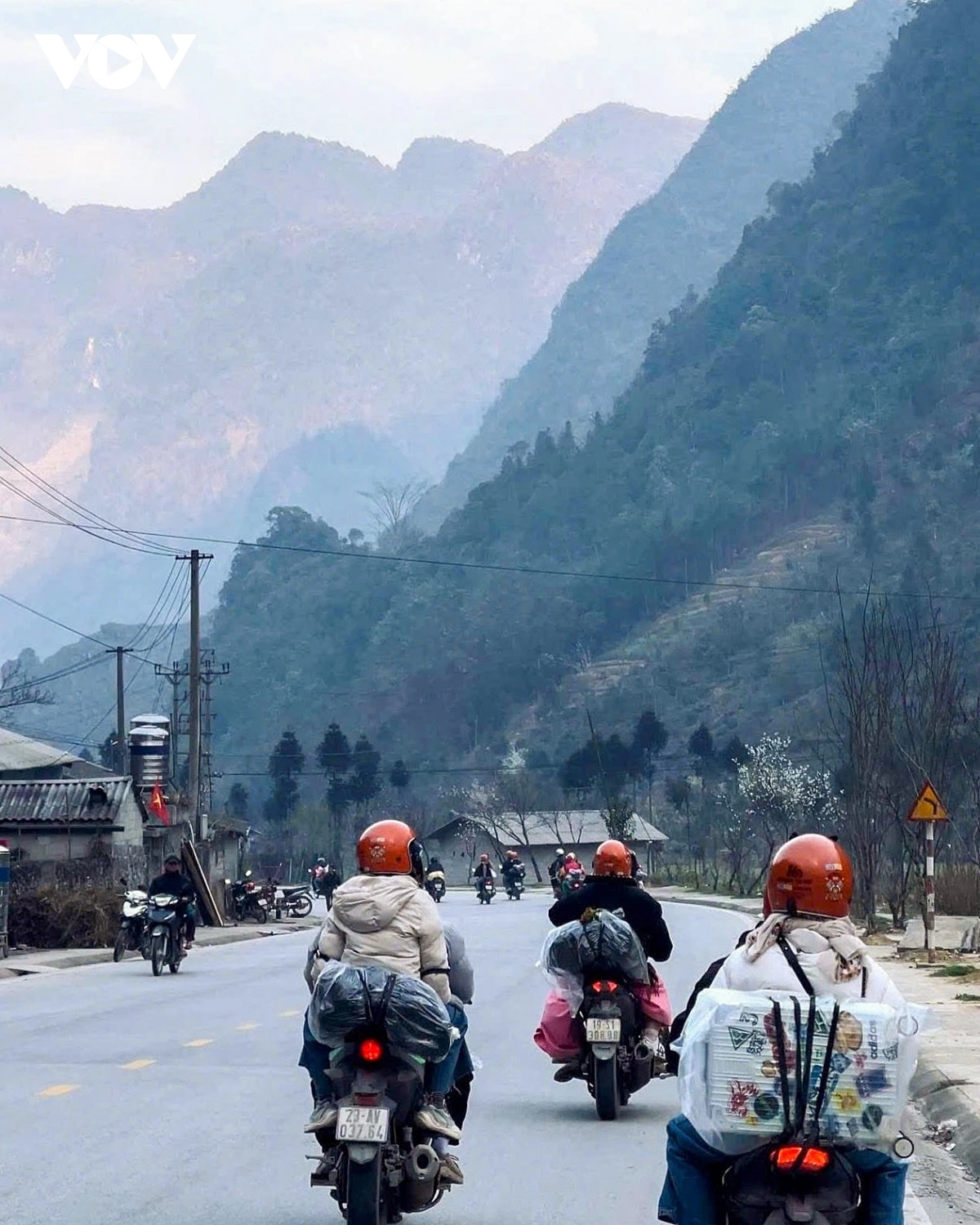 chan chinh hoat dong du lich bang xe may tai ha giang, tuyen quang hinh anh 1