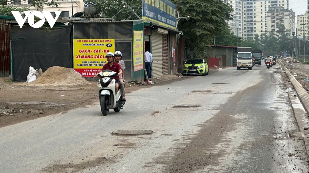 Duong nguyen canh di o ha noi thi cong do dang, cong truong bo khong ngap rac hinh anh 5