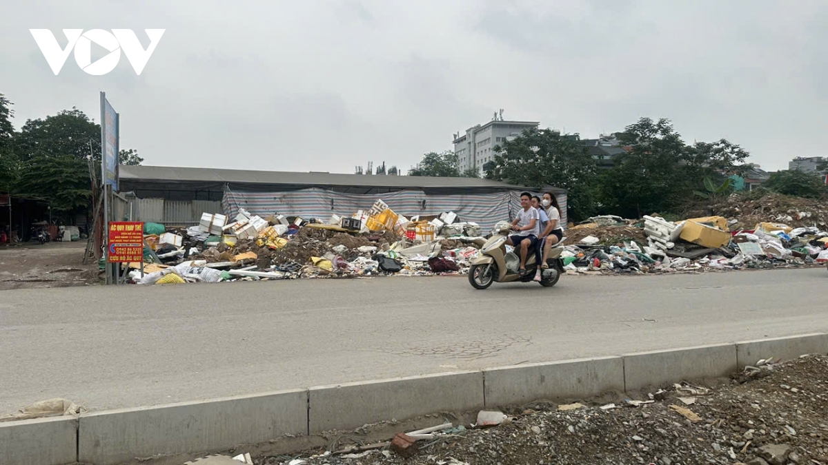 Duong nguyen canh di o ha noi thi cong do dang, cong truong bo khong ngap rac hinh anh 3