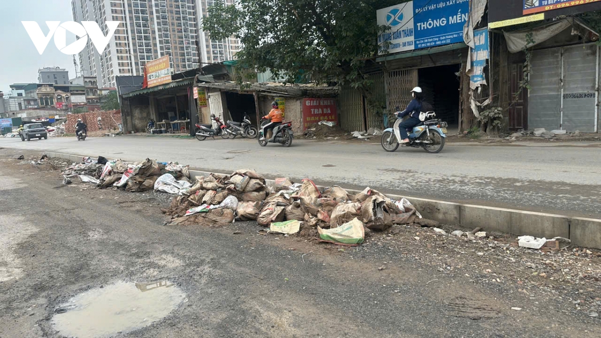 Duong nguyen canh di o ha noi thi cong do dang, cong truong bo khong ngap rac hinh anh 11
