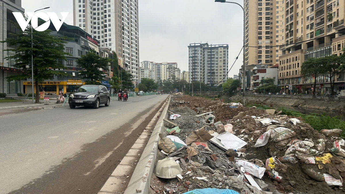 Duong nguyen canh di o ha noi thi cong do dang, cong truong bo khong ngap rac hinh anh 10