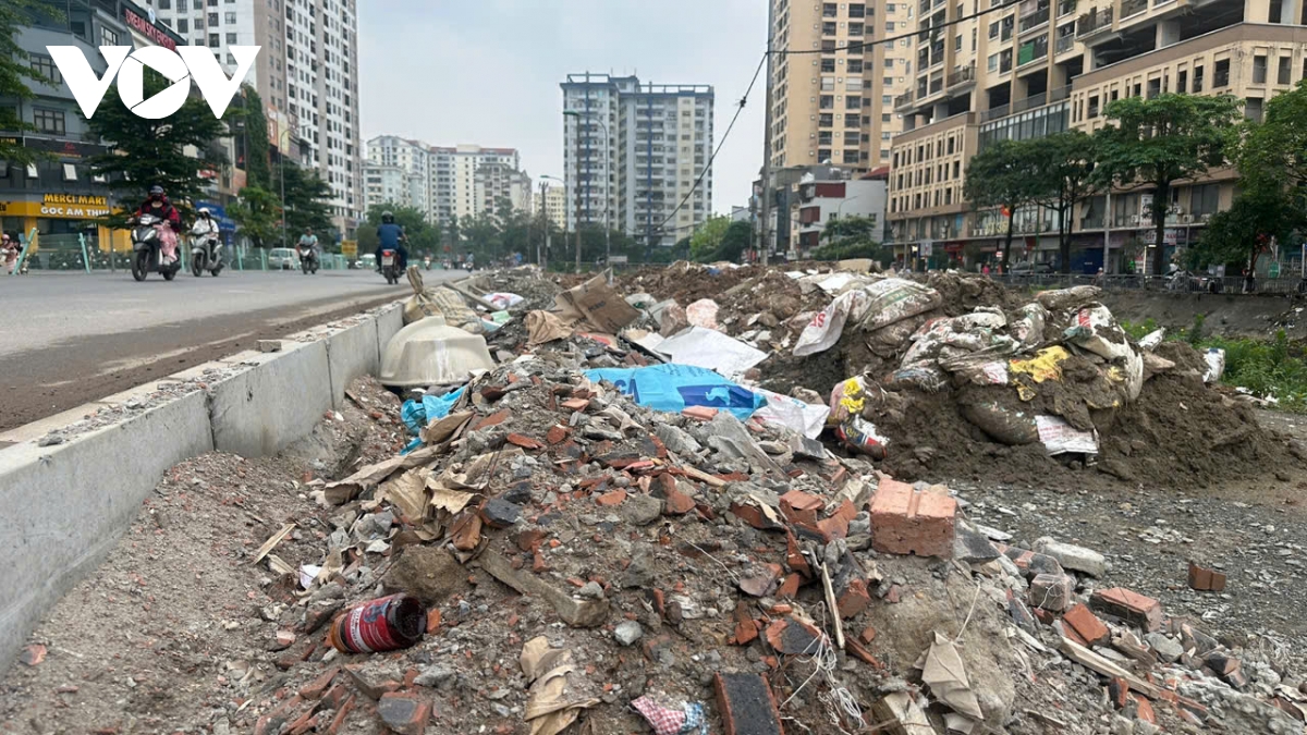 Duong nguyen canh di o ha noi thi cong do dang, cong truong bo khong ngap rac hinh anh 9