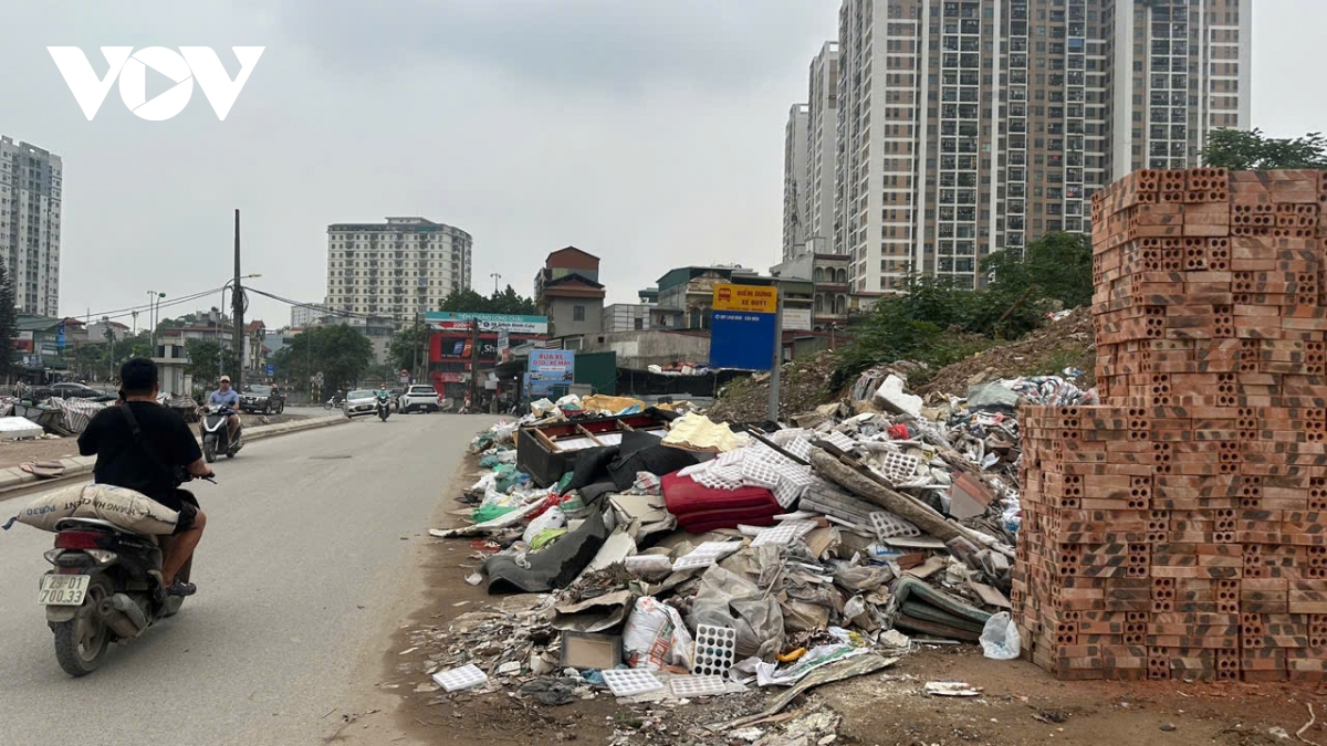 Duong nguyen canh di o ha noi thi cong do dang, cong truong bo khong ngap rac hinh anh 4