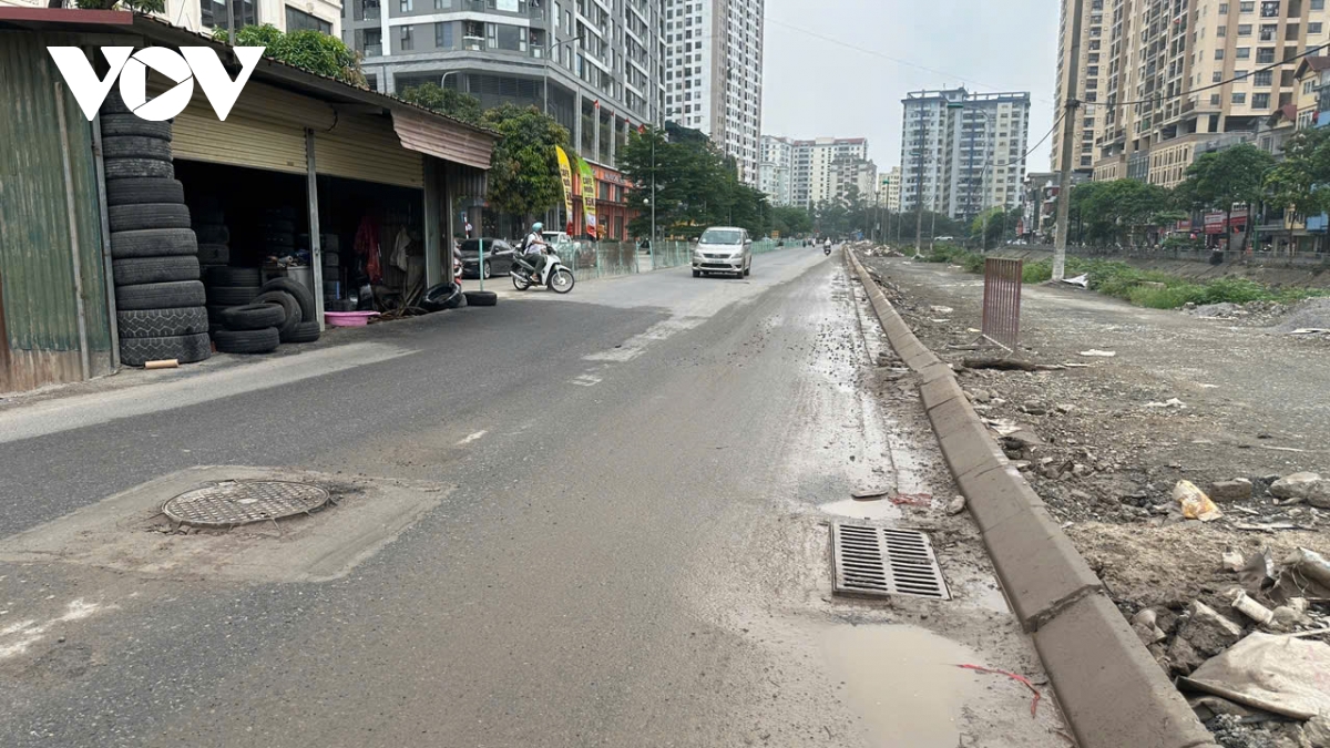 Duong nguyen canh di o ha noi thi cong do dang, cong truong bo khong ngap rac hinh anh 6