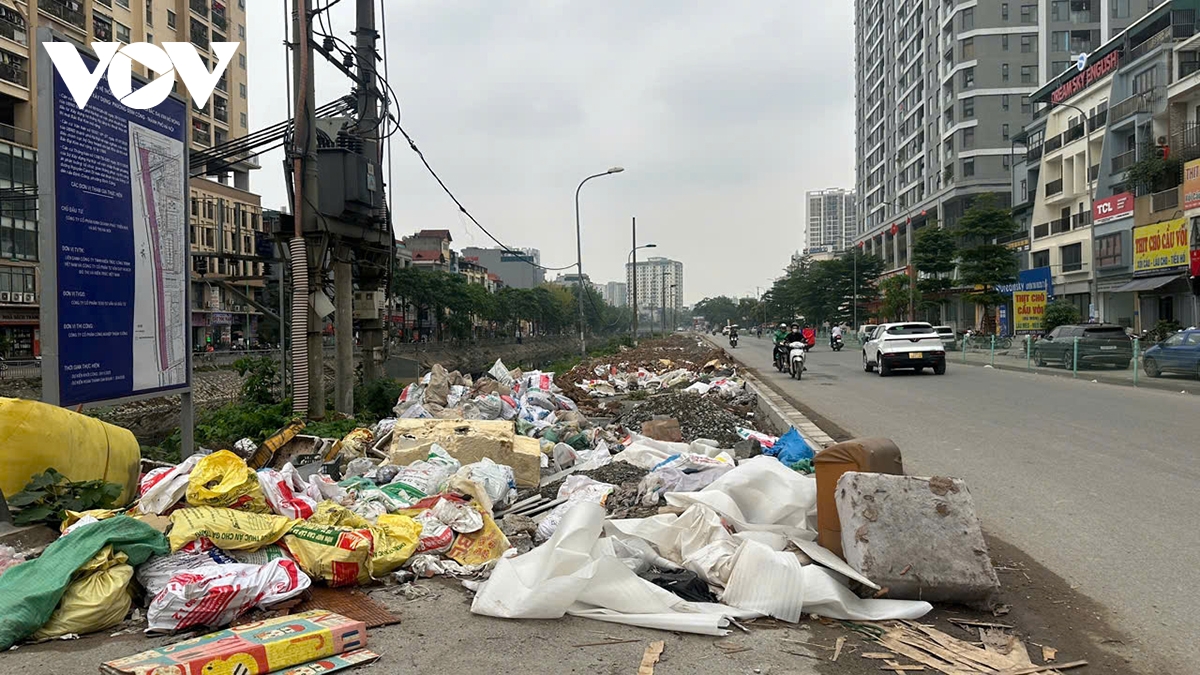 Duong nguyen canh di o ha noi thi cong do dang, cong truong bo khong ngap rac hinh anh 2