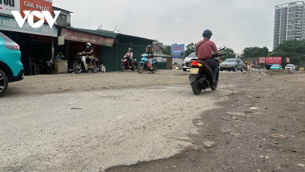 Duong nguyen canh di o ha noi thi cong do dang, cong truong bo khong ngap rac hinh anh 13