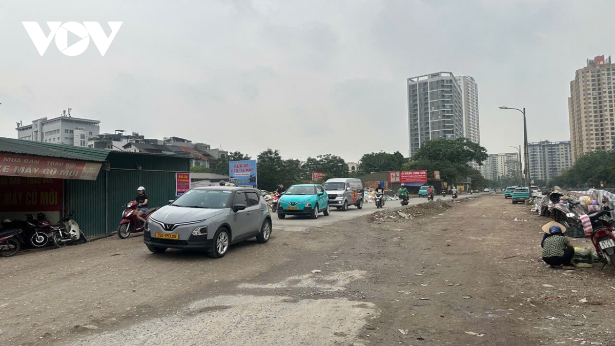 Duong nguyen canh di o ha noi thi cong do dang, cong truong bo khong ngap rac hinh anh 7