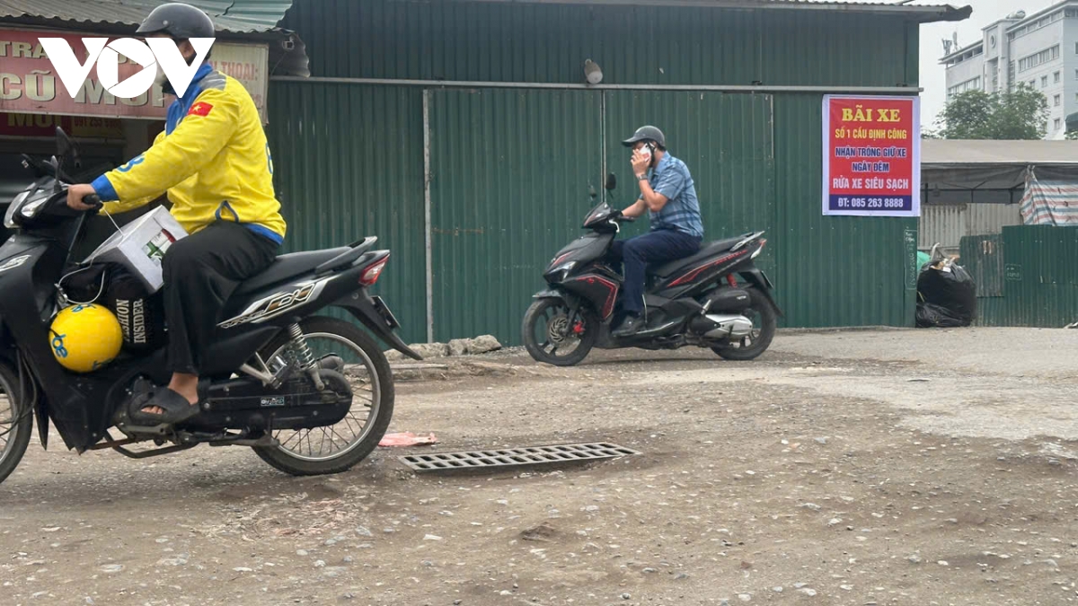 Duong nguyen canh di o ha noi thi cong do dang, cong truong bo khong ngap rac hinh anh 8