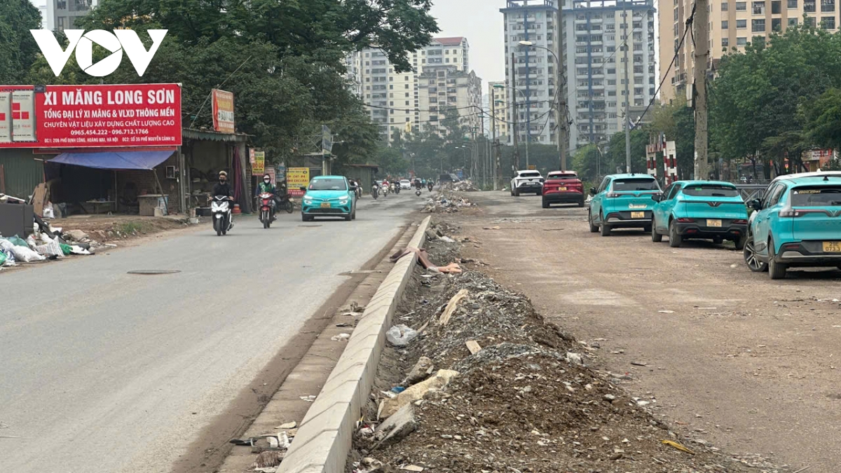 Duong nguyen canh di o ha noi thi cong do dang, cong truong bo khong ngap rac hinh anh 1