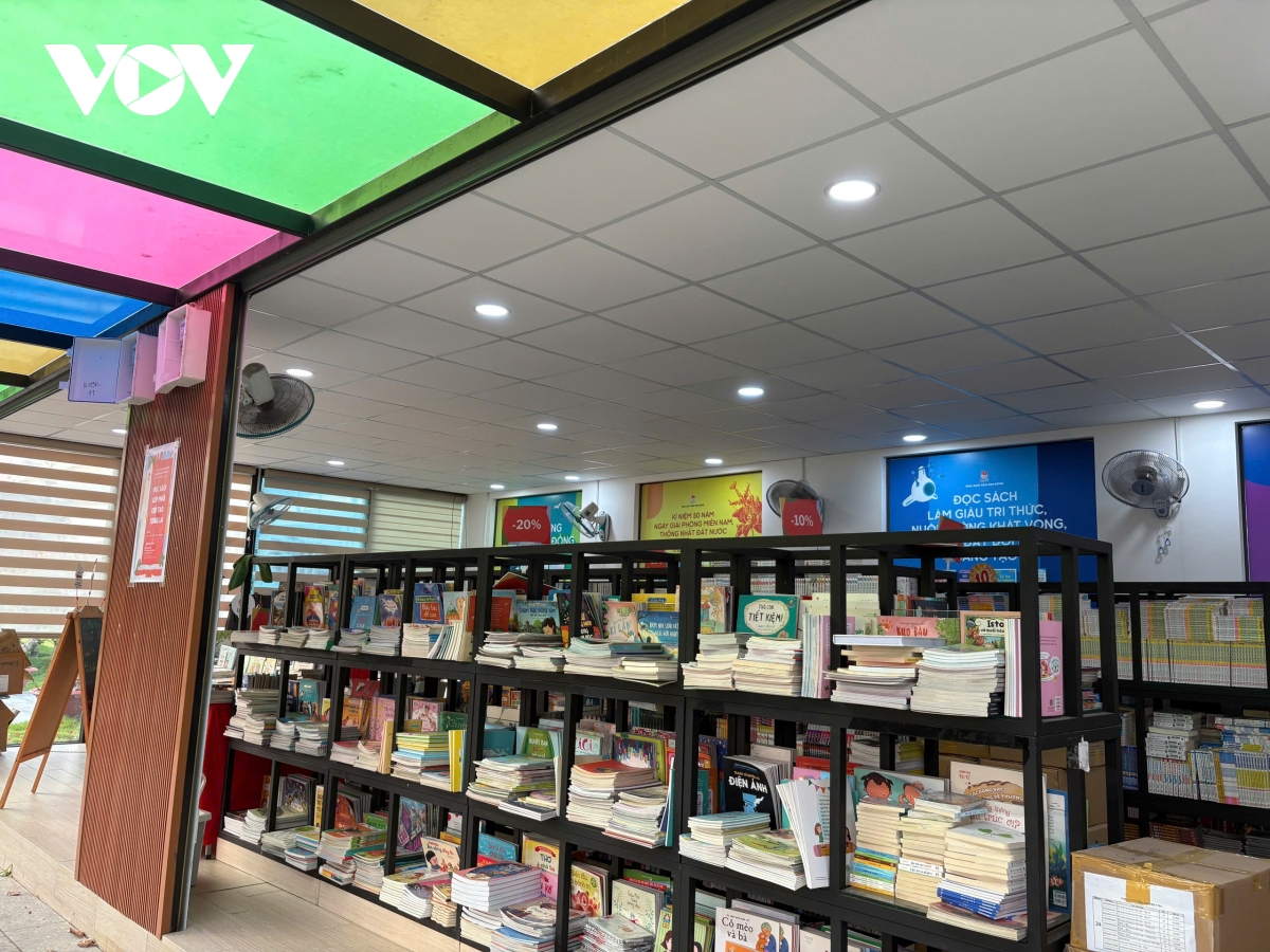 khong gian duong sach o tp.hcm lam gi de keo nguoi doc hinh anh 3