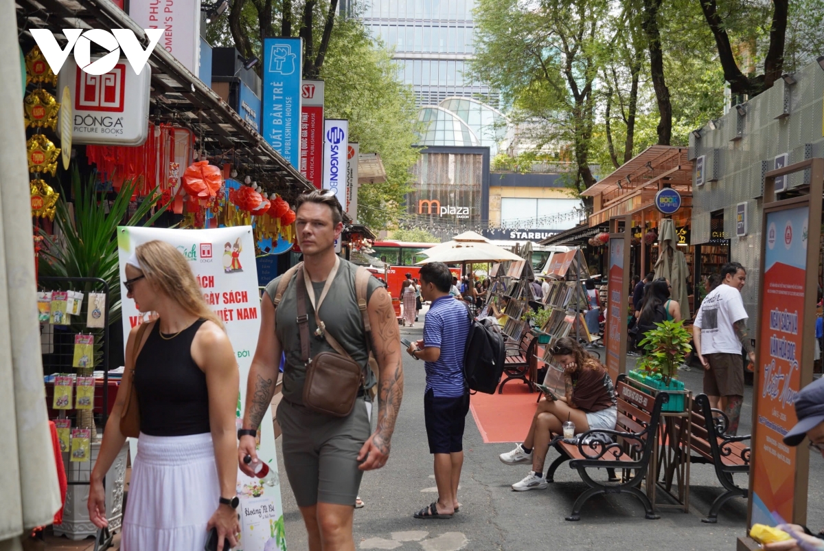 khong gian duong sach o tp.hcm lam gi de keo nguoi doc hinh anh 5