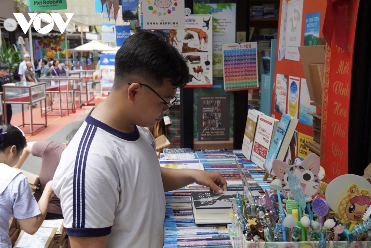 khong gian duong sach o tp.hcm lam gi de keo nguoi doc hinh anh 6