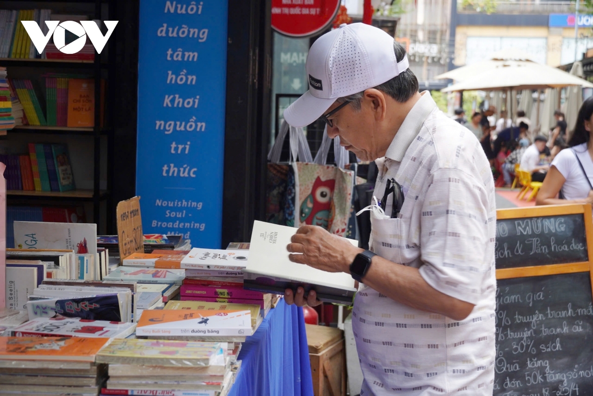 khong gian duong sach o tp.hcm lam gi de keo nguoi doc hinh anh 4