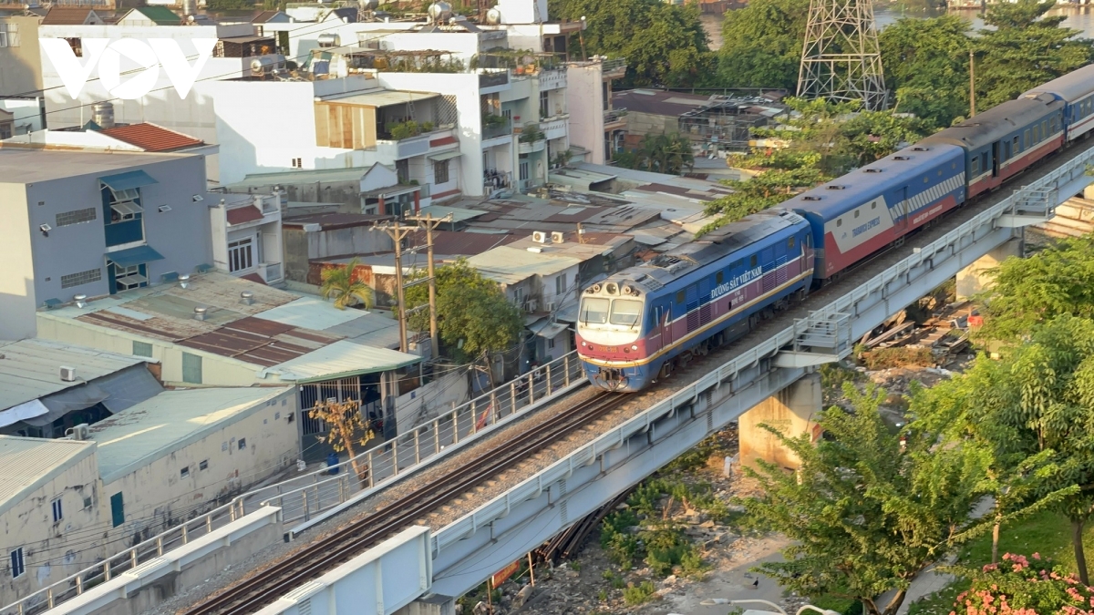 tp.hcm ve xe le 30 4 con nhieu, khach cho gio chot hinh anh 2