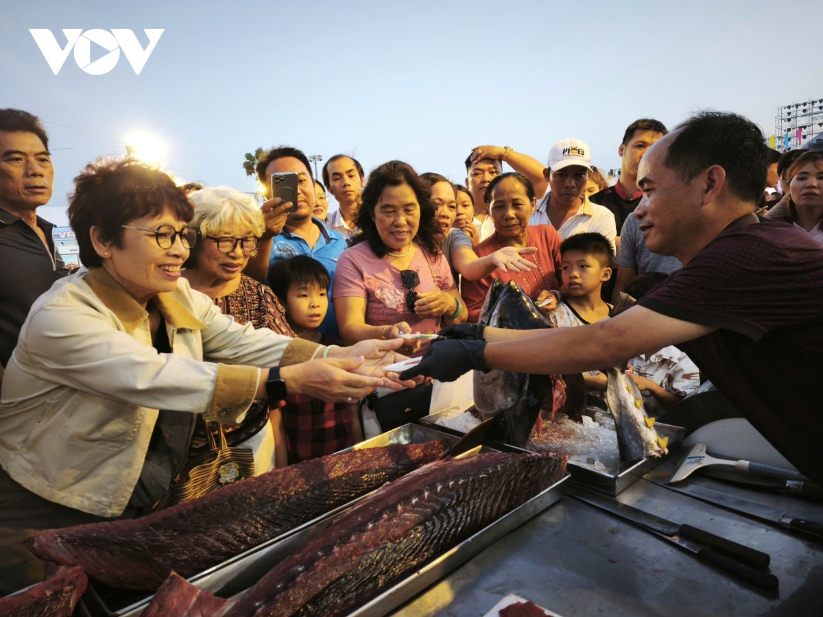 man nhan ky nghe xe ca ngu tai tuy hoa Dak lak , du khach xep hang cho an tai cho hinh anh 7