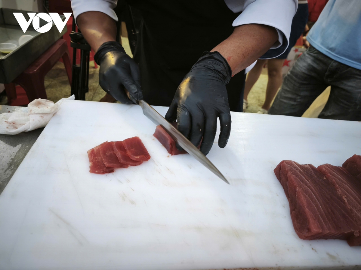 man nhan ky nghe xe ca ngu tai tuy hoa Dak lak , du khach xep hang cho an tai cho hinh anh 6