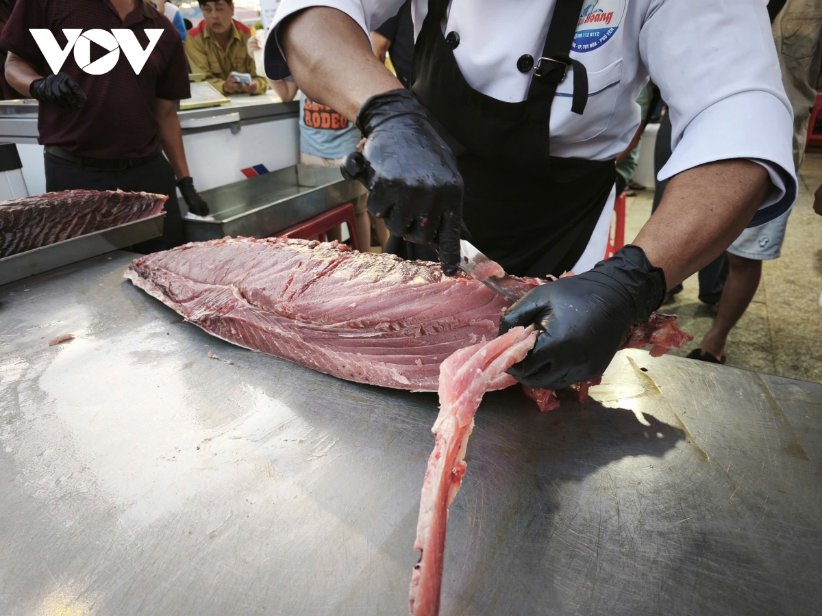 man nhan ky nghe xe ca ngu tai tuy hoa Dak lak , du khach xep hang cho an tai cho hinh anh 5