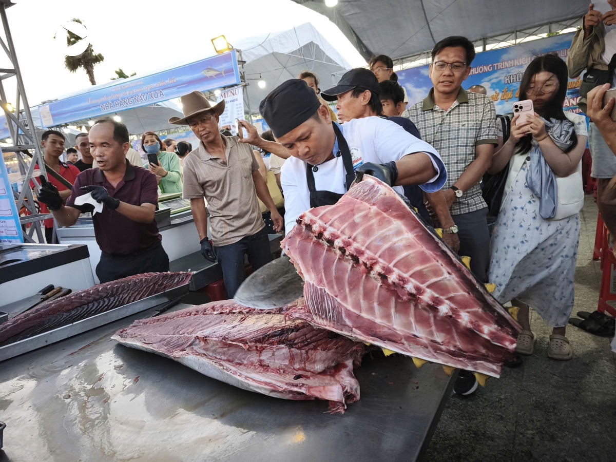 man nhan ky nghe xe ca ngu tai tuy hoa Dak lak , du khach xep hang cho an tai cho hinh anh 4