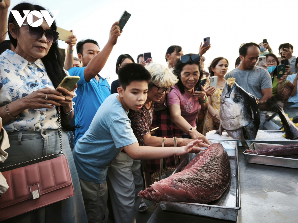 man nhan ky nghe xe ca ngu tai tuy hoa Dak lak , du khach xep hang cho an tai cho hinh anh 3