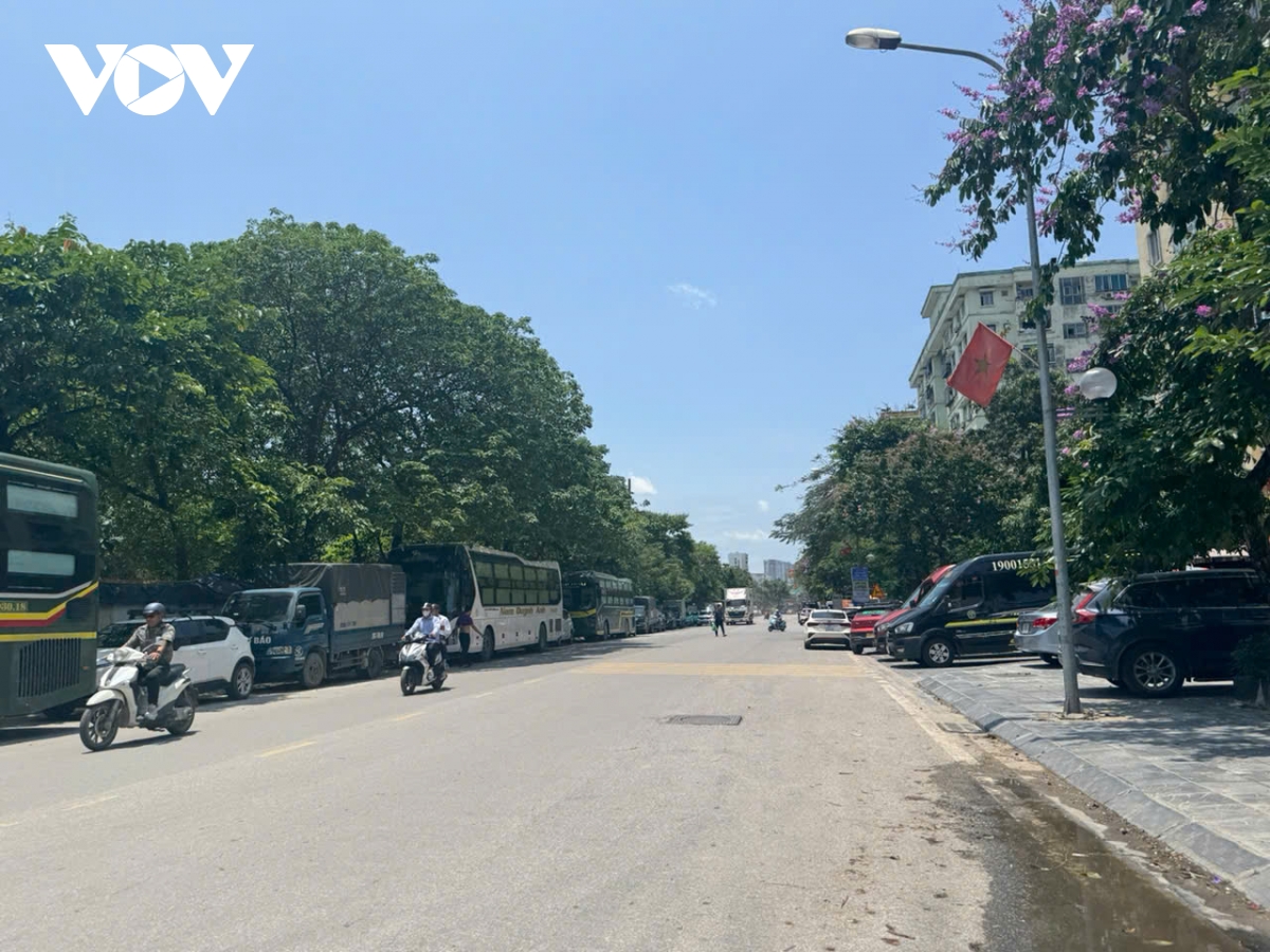 ky nghi le ben xe truyen thong e khach, xe limousine, xe ghep kin cho hinh anh 12