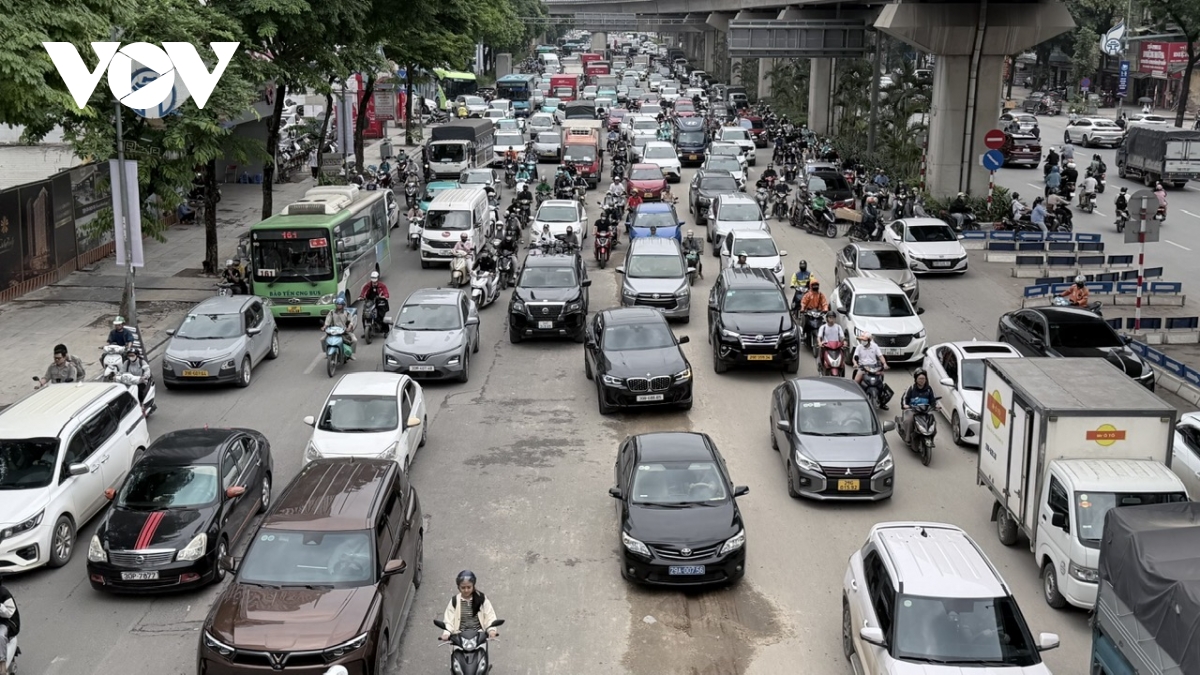 nguoi dan lu luot roi thu do ve nghi le, cua ngo phia nam ha noi un tac cuc bo hinh anh 3
