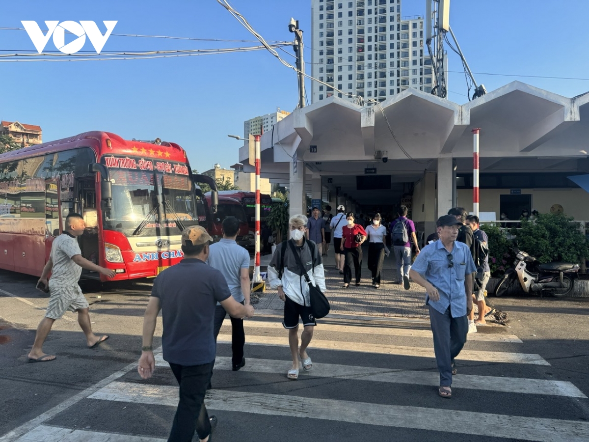 ky nghi le ben xe truyen thong e khach, xe limousine, xe ghep kin cho hinh anh 9