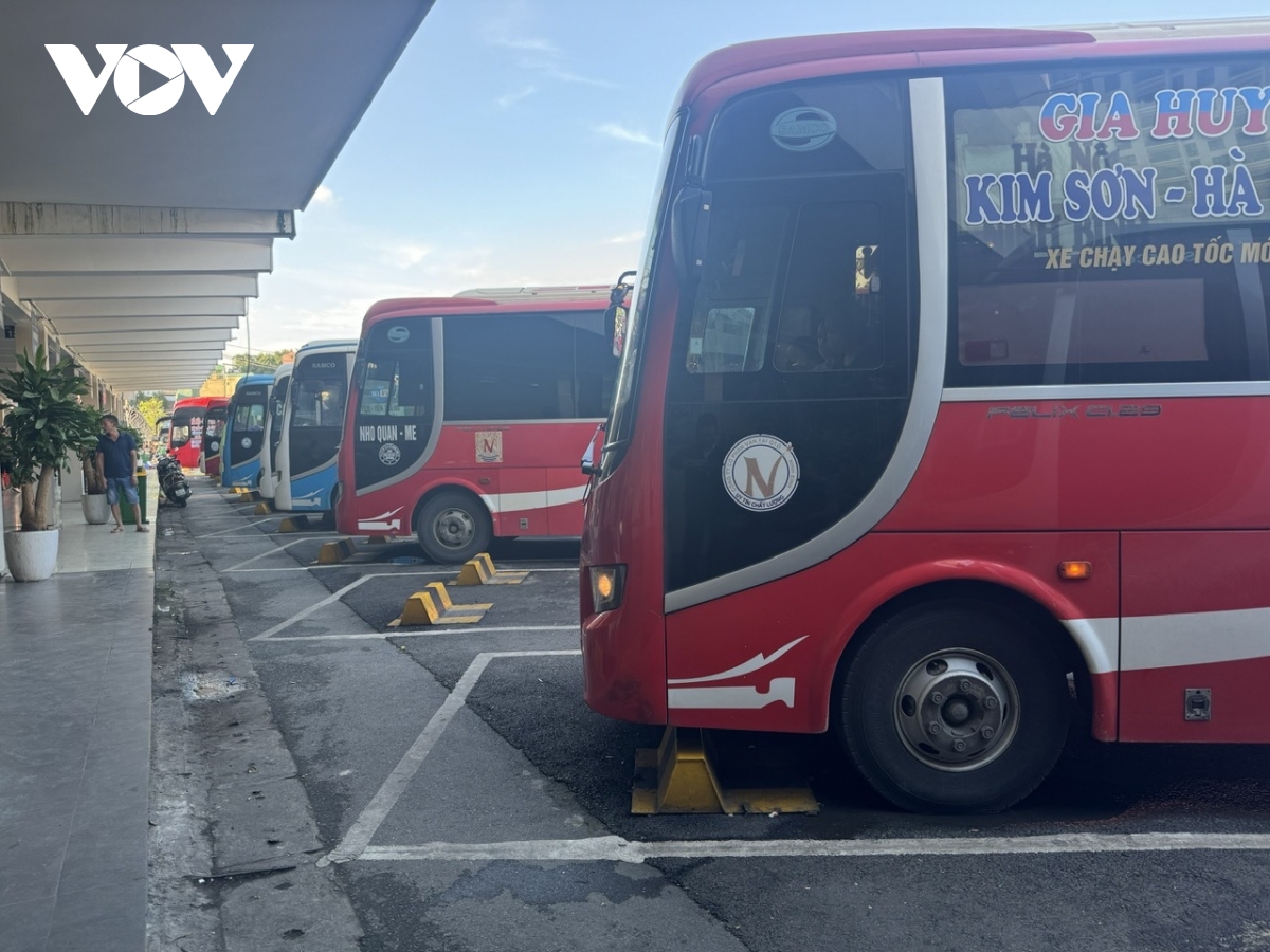 ky nghi le ben xe truyen thong e khach, xe limousine, xe ghep kin cho hinh anh 8