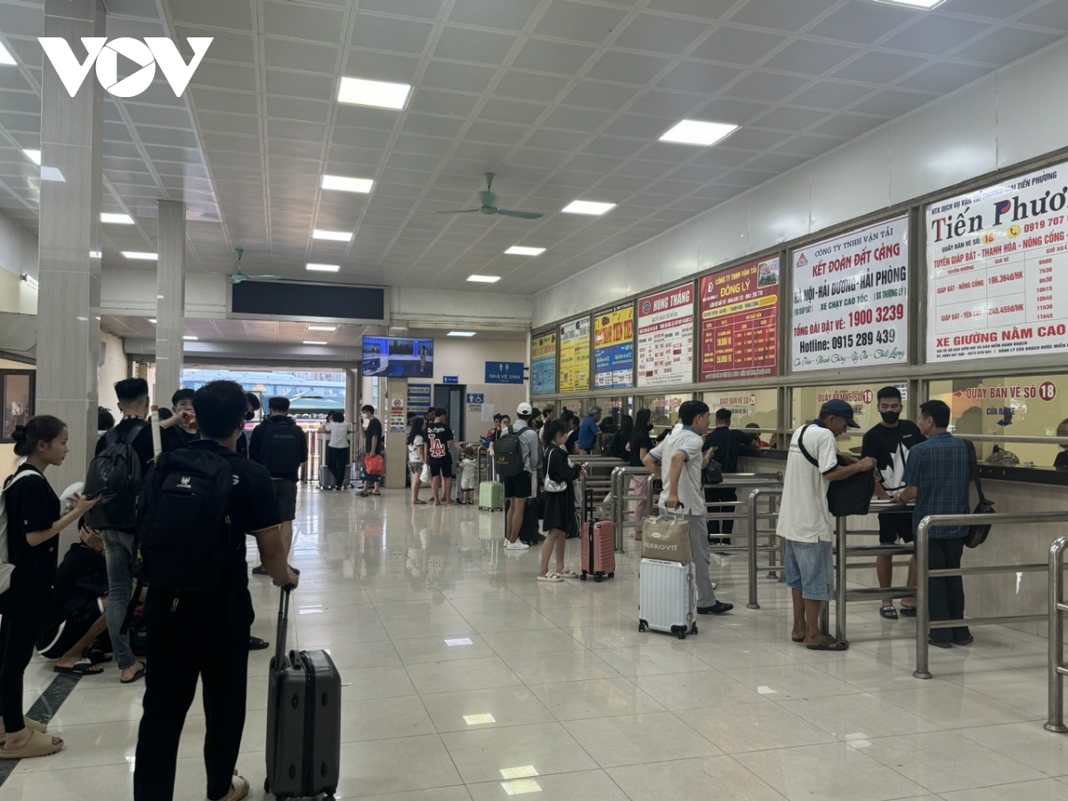 ky nghi le ben xe truyen thong e khach, xe limousine, xe ghep kin cho hinh anh 7