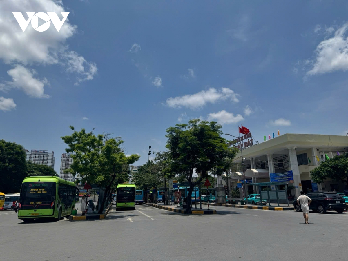 ky nghi le ben xe truyen thong e khach, xe limousine, xe ghep kin cho hinh anh 6