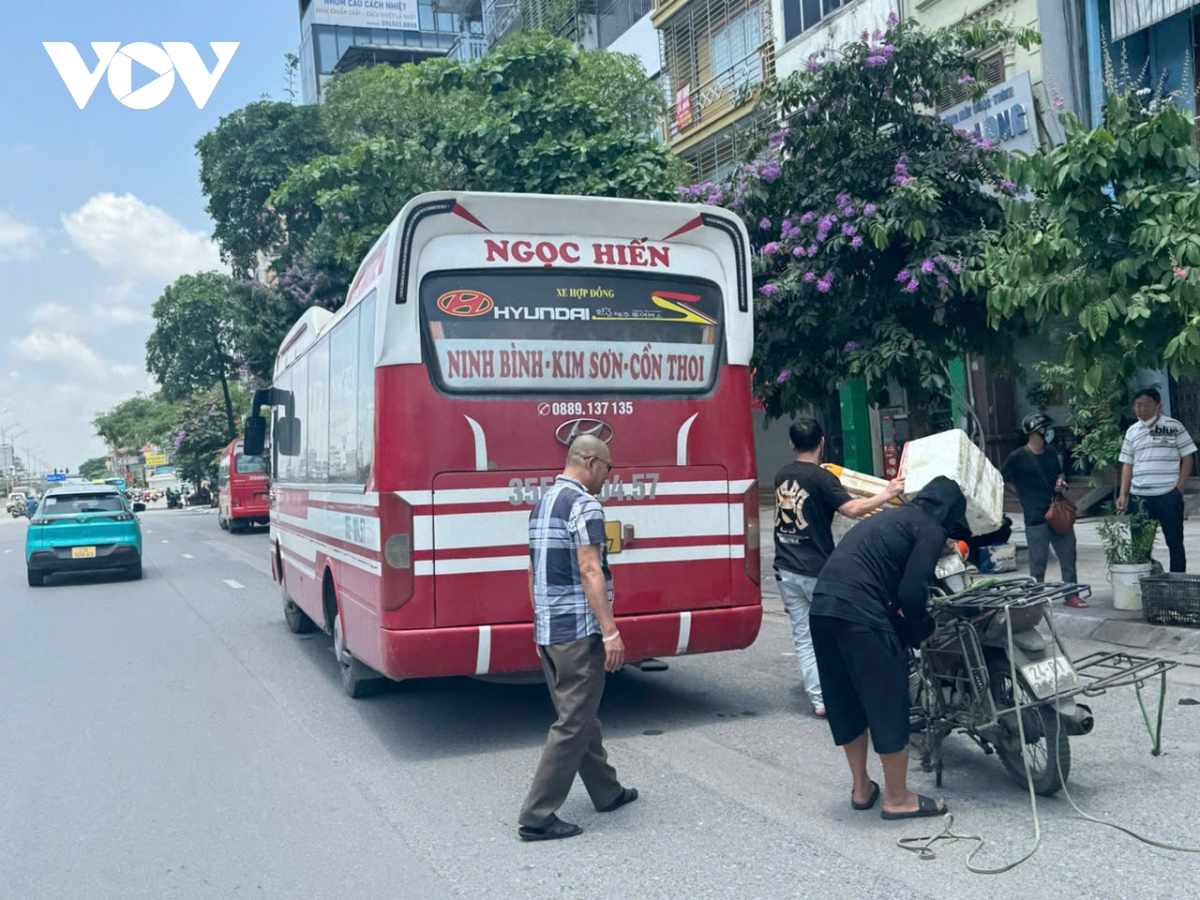 ky nghi le ben xe truyen thong e khach, xe limousine, xe ghep kin cho hinh anh 16