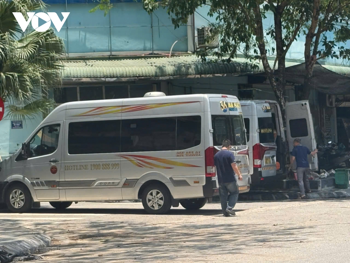 ky nghi le ben xe truyen thong e khach, xe limousine, xe ghep kin cho hinh anh 10