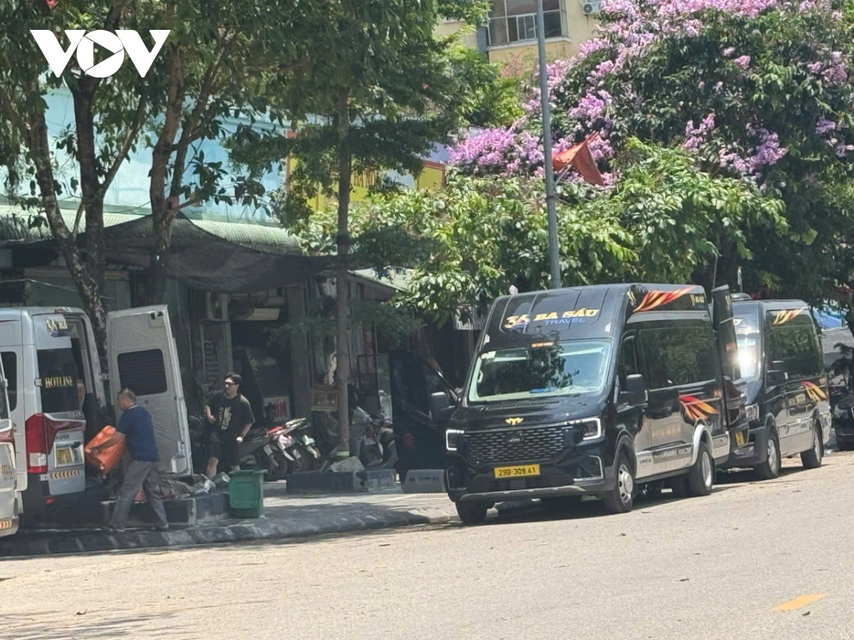 ky nghi le ben xe truyen thong e khach, xe limousine, xe ghep kin cho hinh anh 11