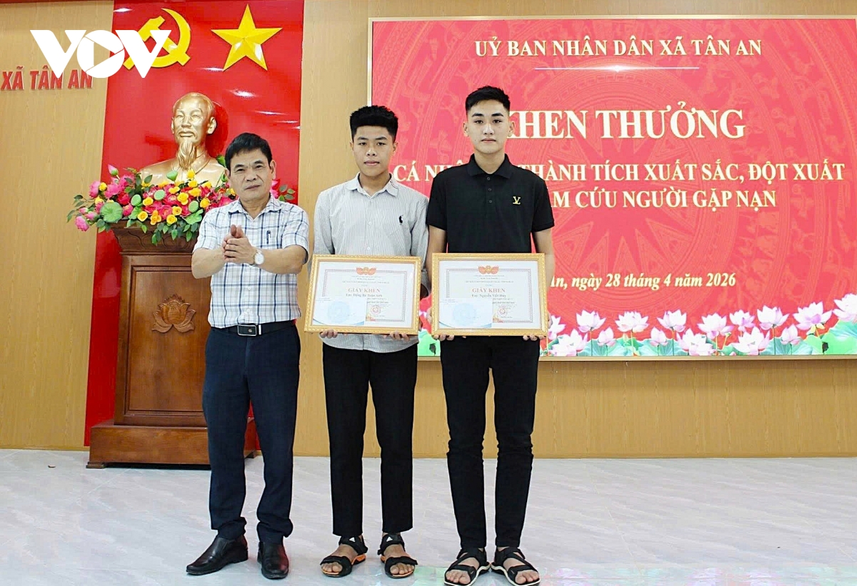 khen thuong 2 nam sinh dung cam cuu nu sinh nhay cau o nghe an hinh anh 1