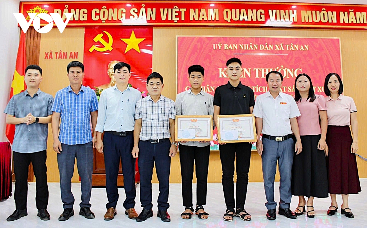 Khen thưởng 2 nam sinh dũng cảm cứu nữ sinh nhảy cầu ở Nghệ An