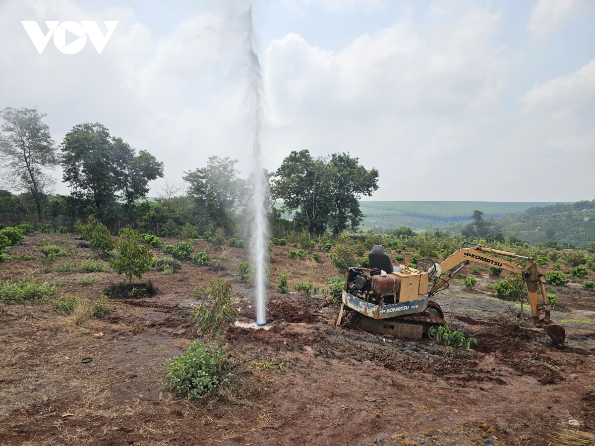 xuat hien gieng khoan phun cot nuoc cao hang chuc met o gia lai hinh anh 1