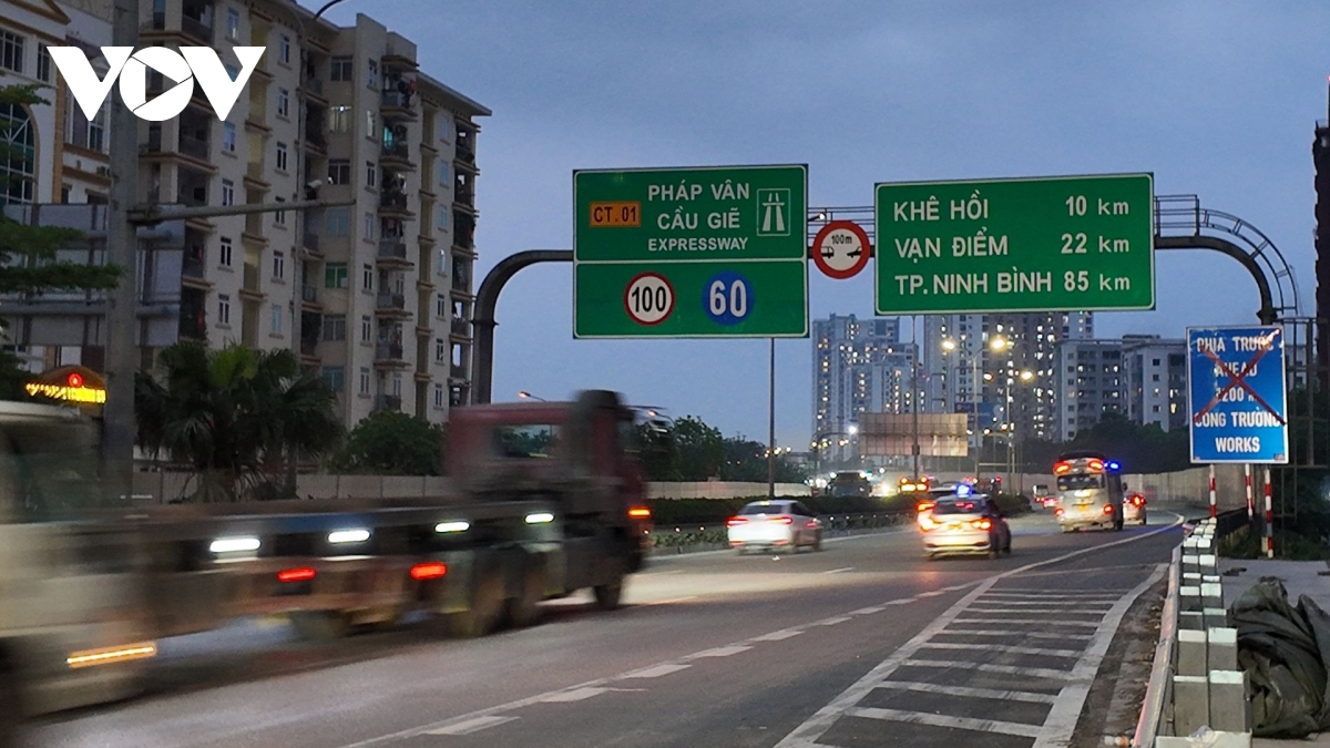 truoc ky nghi le gio to hung vuong giao thong cua ngo ha noi de tho hinh anh 3