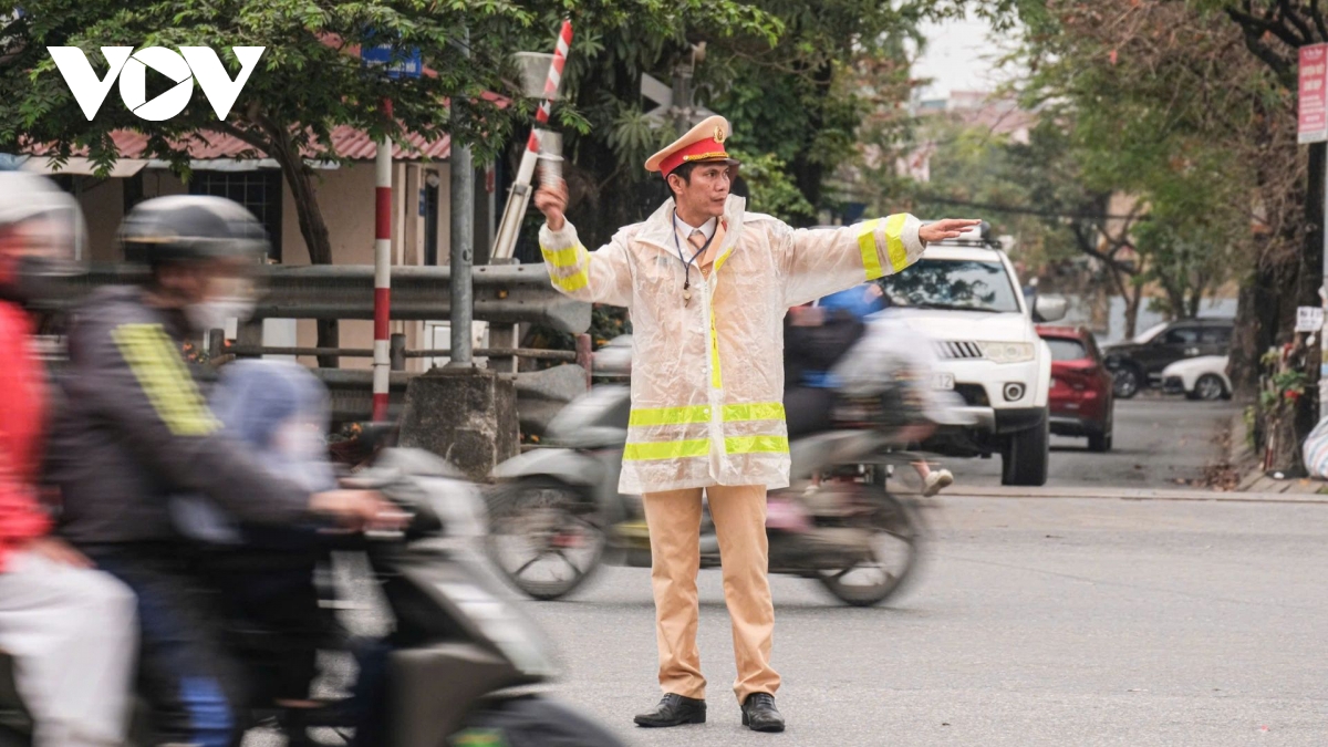 truoc ky nghi le gio to hung vuong giao thong cua ngo ha noi de tho hinh anh 8